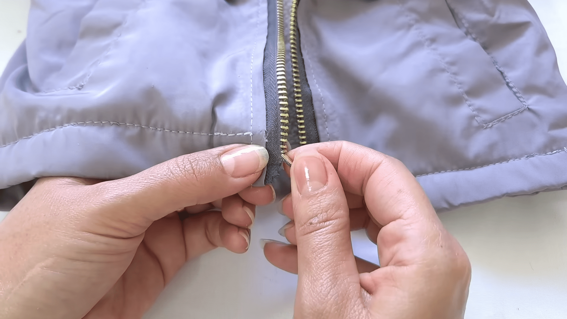 Кравці розповіли, як за 2 хвилини поремонтувати блискавку на одязі