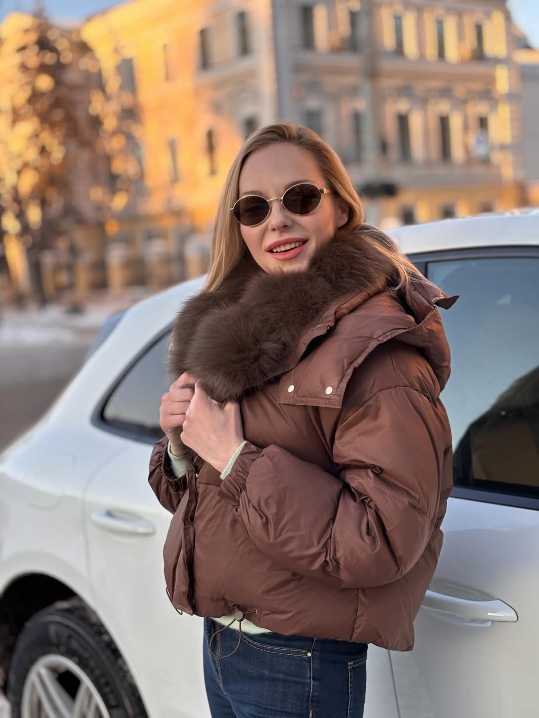 Денім, замша та куртка з хутряним коміром: зимовий "лук" Даші Трегубової