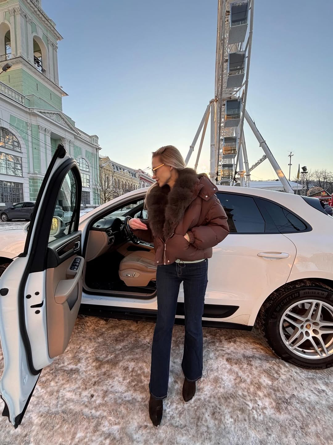 Денім, замша та куртка з хутряним коміром: зимовий "лук" Даші Трегубової