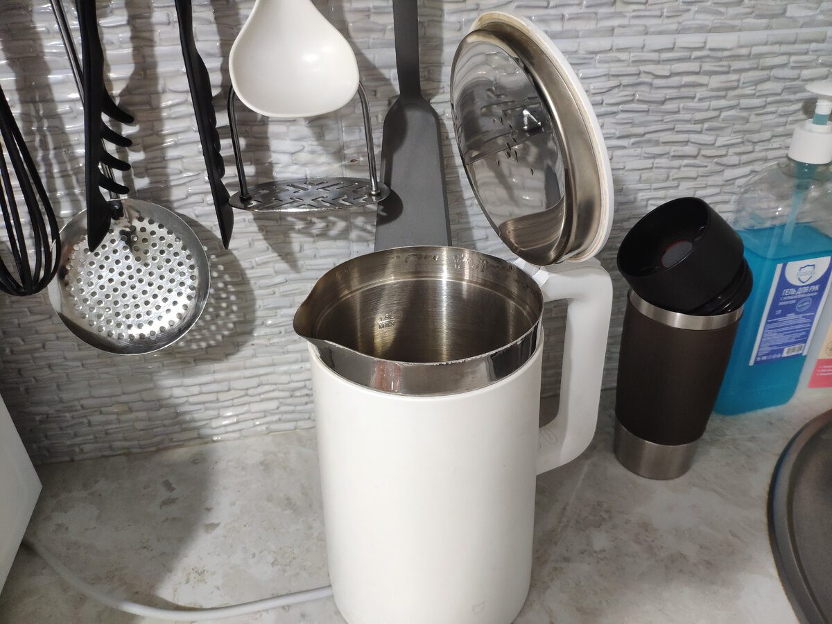 Господині розповіли. як легко очистити чайник від нагару