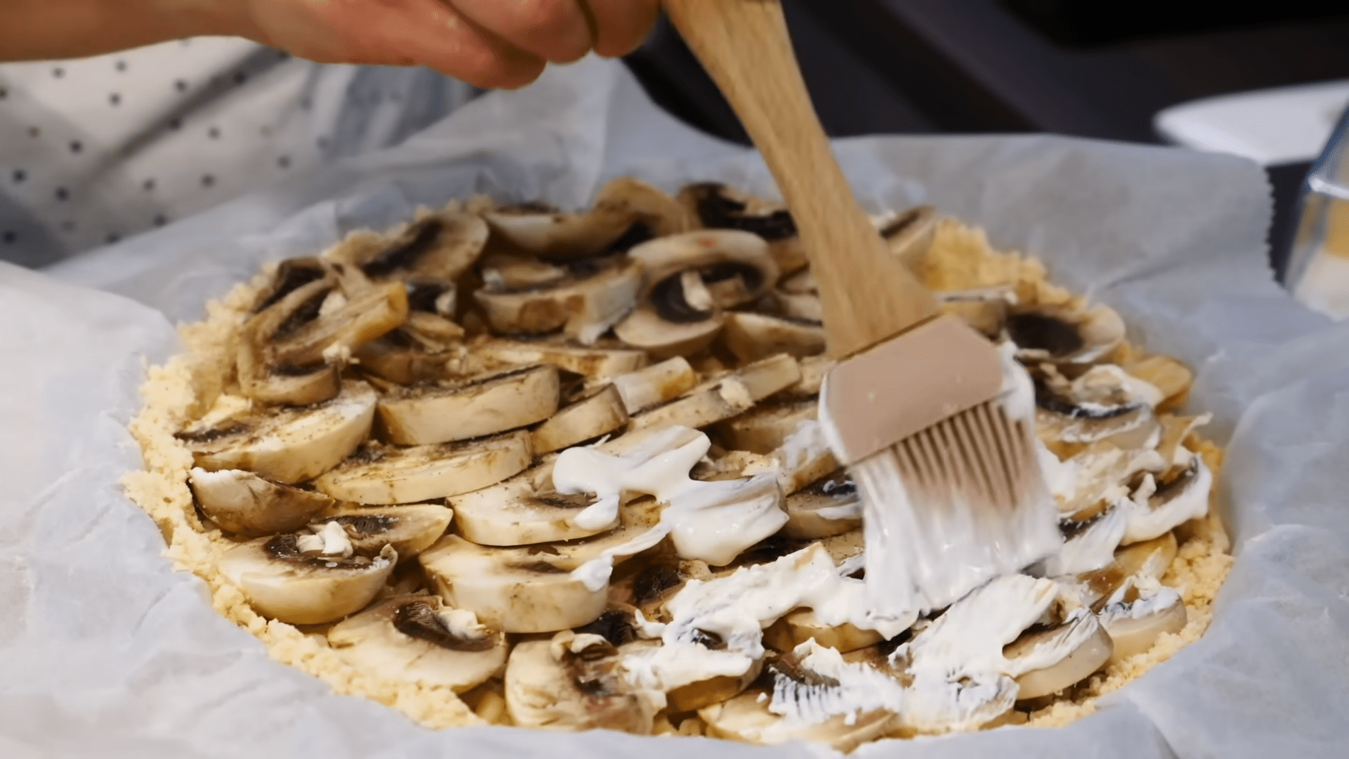 Кухарі розповіли, як приготувати простий грибний пиріг із розсипчастим тістом