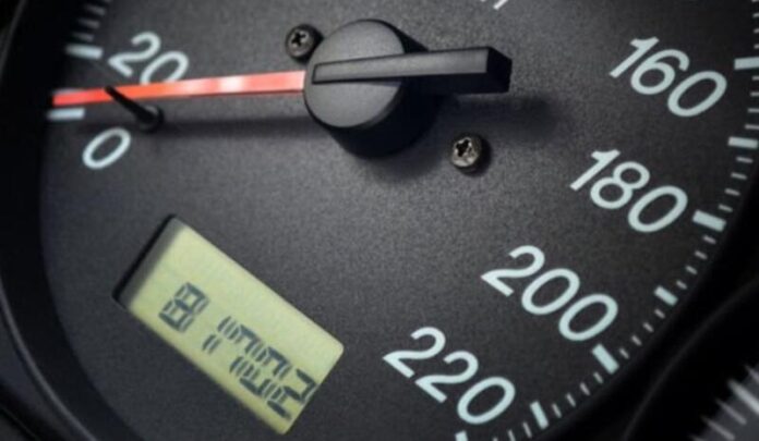 Автоексперт пояснив, як визначити скручений пробіг авто