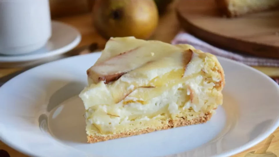 Найароматніший домашній пиріг — з яблуками та сметанною заливкою