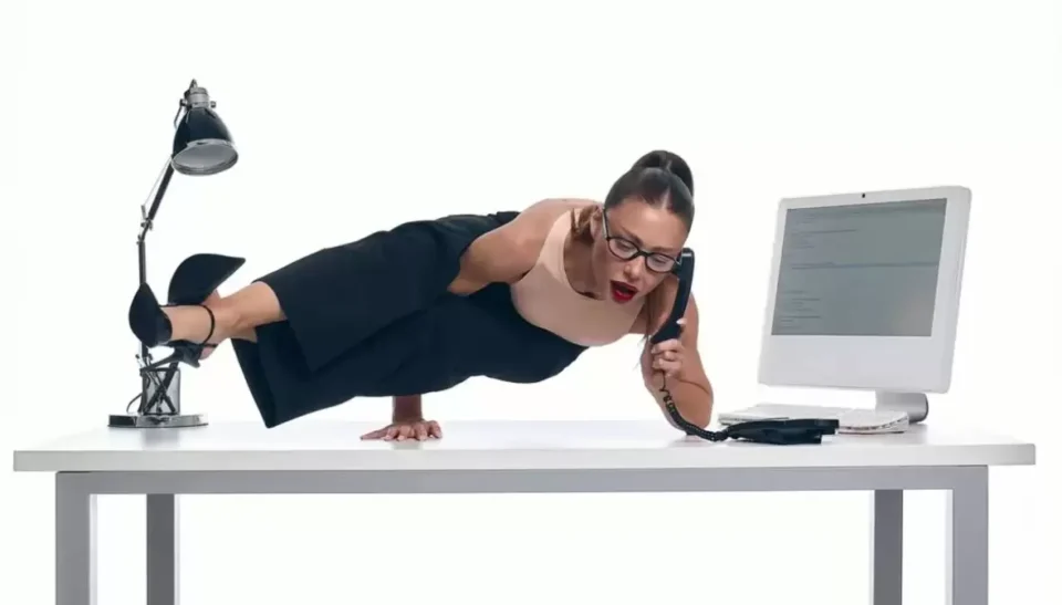 Тіна Кароль спокусила мережу поставою на столі в обтяжному комбінезоні