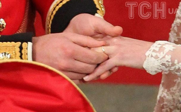 Принц Вільям одягає обручку на палець Кейт під час їхнього вінчання / © Associated Press