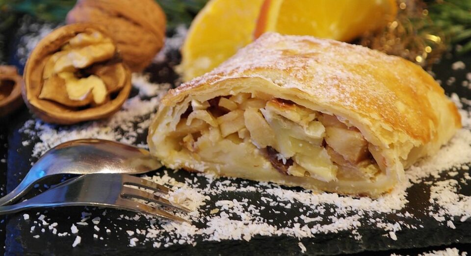 Як швидко приготувати яблучний штрудель з лаваша