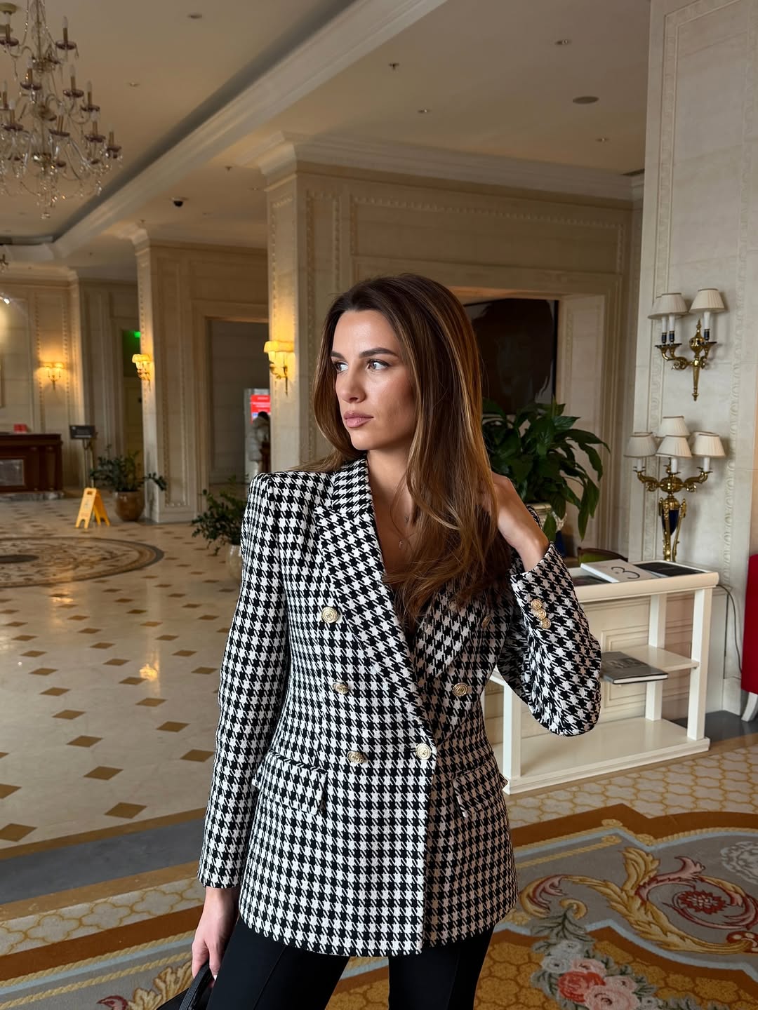 Дружина Решетніка у жакеті "гусяча лапка": секрет бездоганного образу