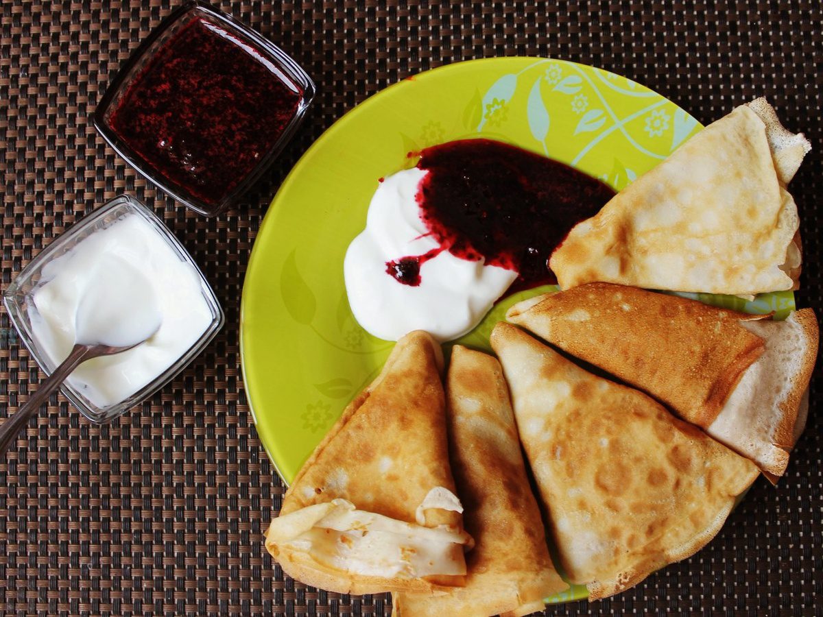 Кулінари та господині розповіли про рецепт млинців, які не рвуться та не прилипають до пательні