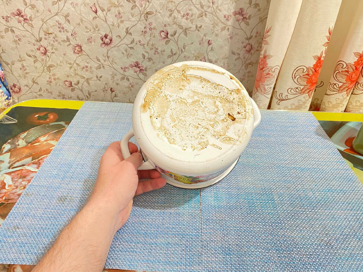 Експерти розповіли, як очистити емальовані каструлі від нагару