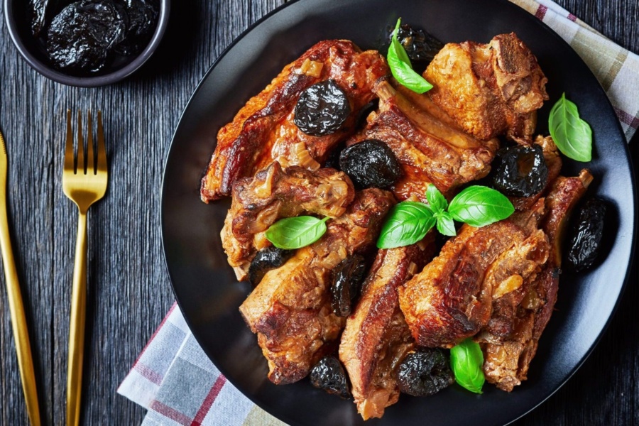 Свинячі ребра, запечені з чорносливом