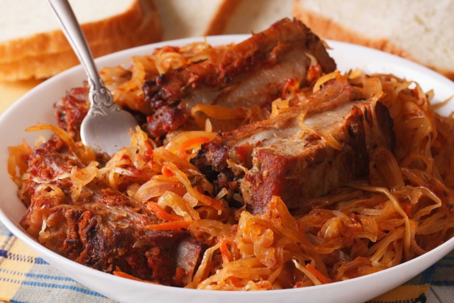 Свинячі ребра, тушковані з квашеною капустою