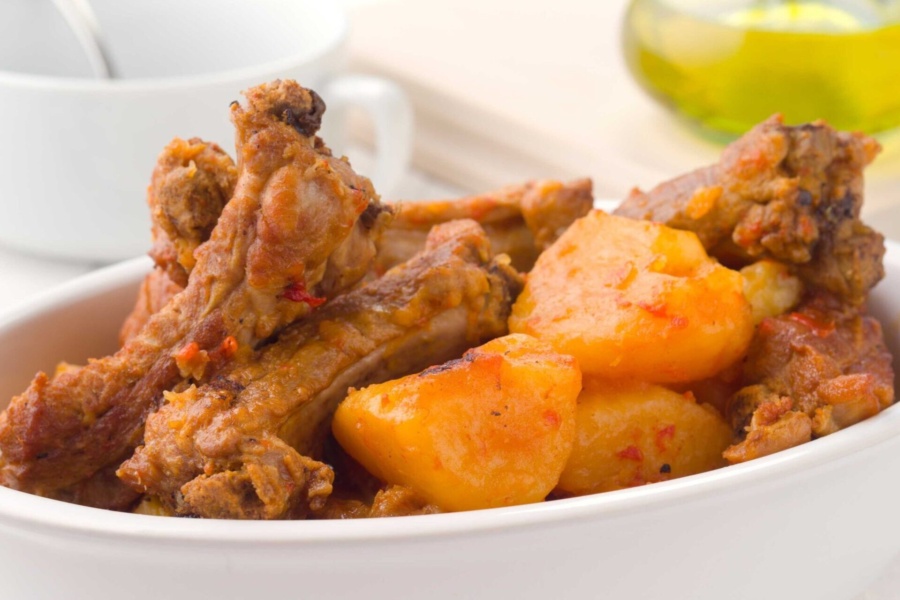 Свинячі ребра з картоплею в духовці