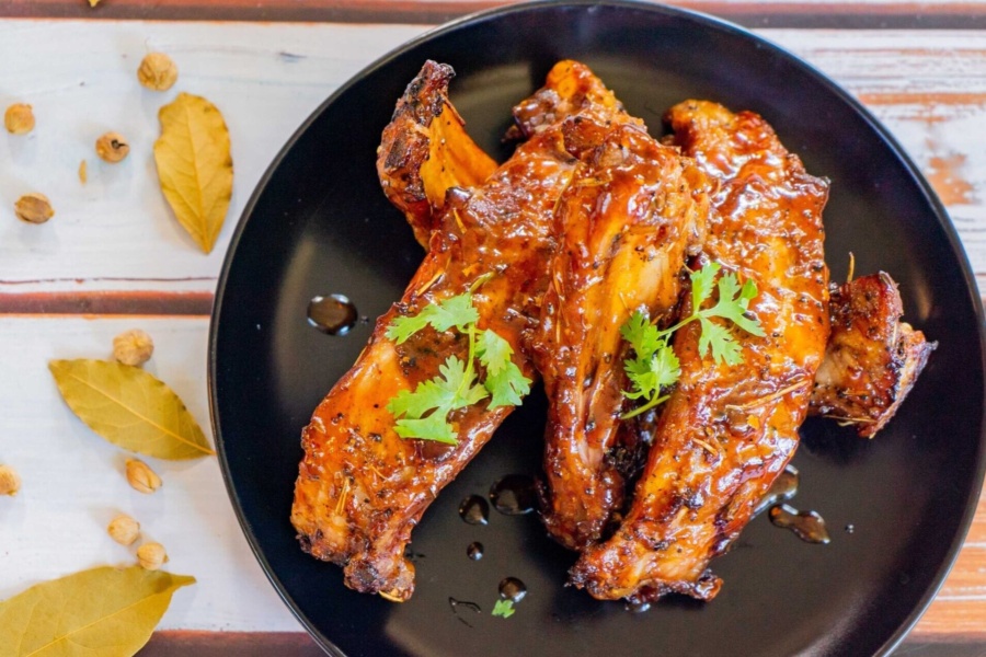 Тушковані свинячі ребра з медом та соєвим соусом