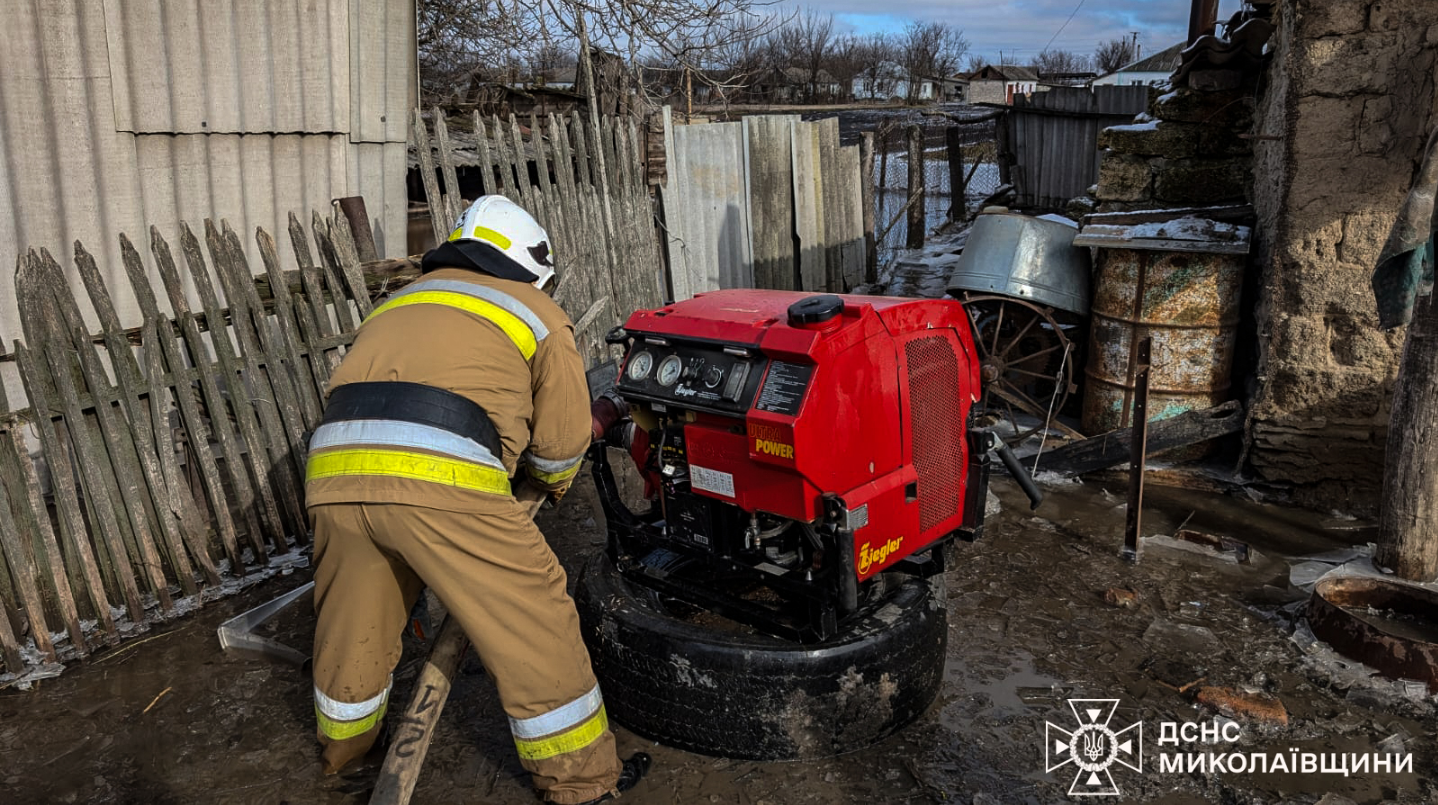 Підтоплення, ожеледиця й перекриті дороги: де в Україні негода наробила лиха
