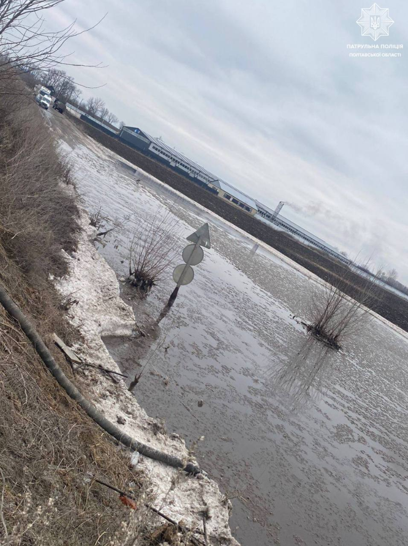 Підтоплення, ожеледиця й перекриті дороги: де в Україні негода наробила лиха