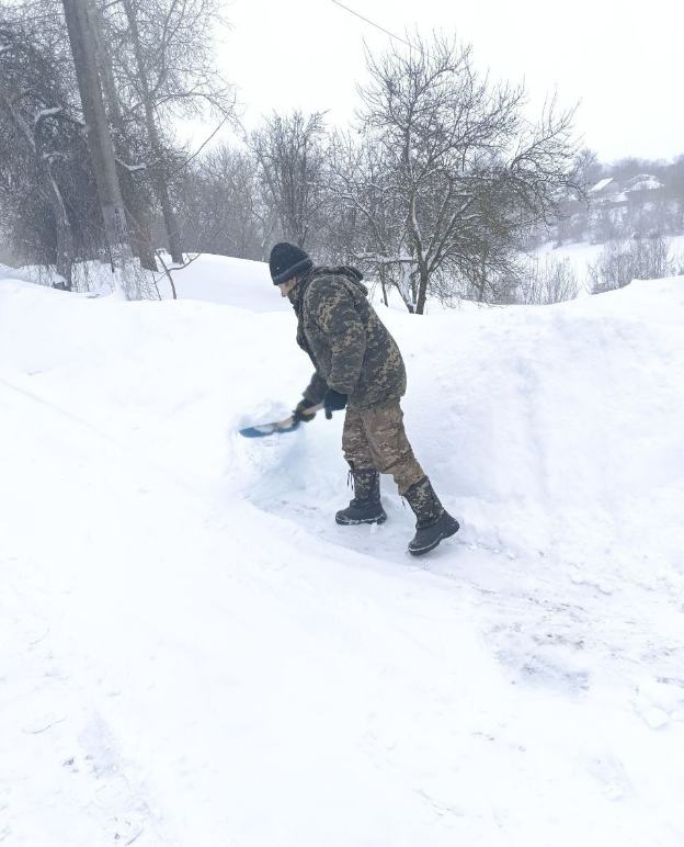 Сніговий колапс і пів метра води: де негода паралізувала життя українців (фото, відео)