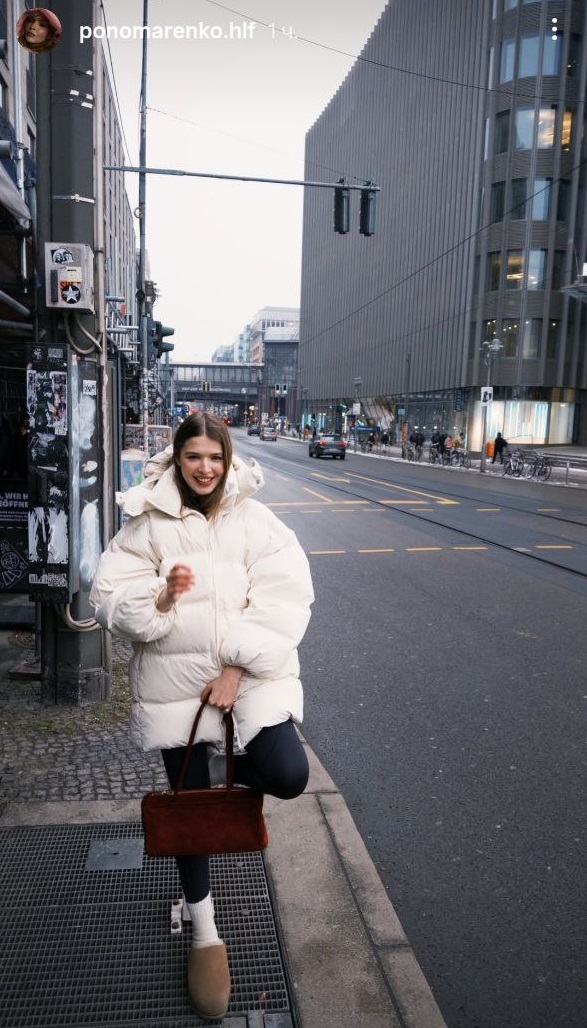 Пуховик оверсайз та уггі: секрети модного образу Ірочки з "Холостяка"