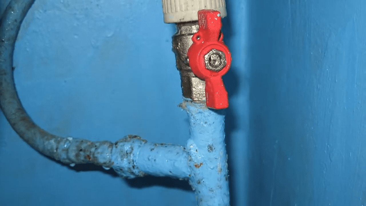 Сантехніки розповіли, як швидко усунути протікання труби без зварювання 