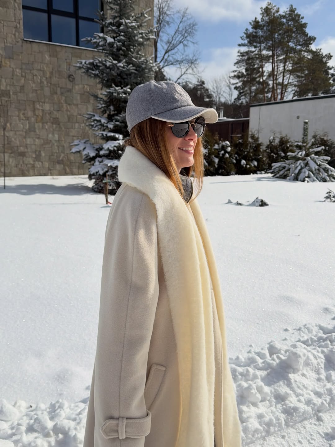 Молочне пальто - головний тренд весни 2026: "лук" дружини Решетніка, який легко повторити