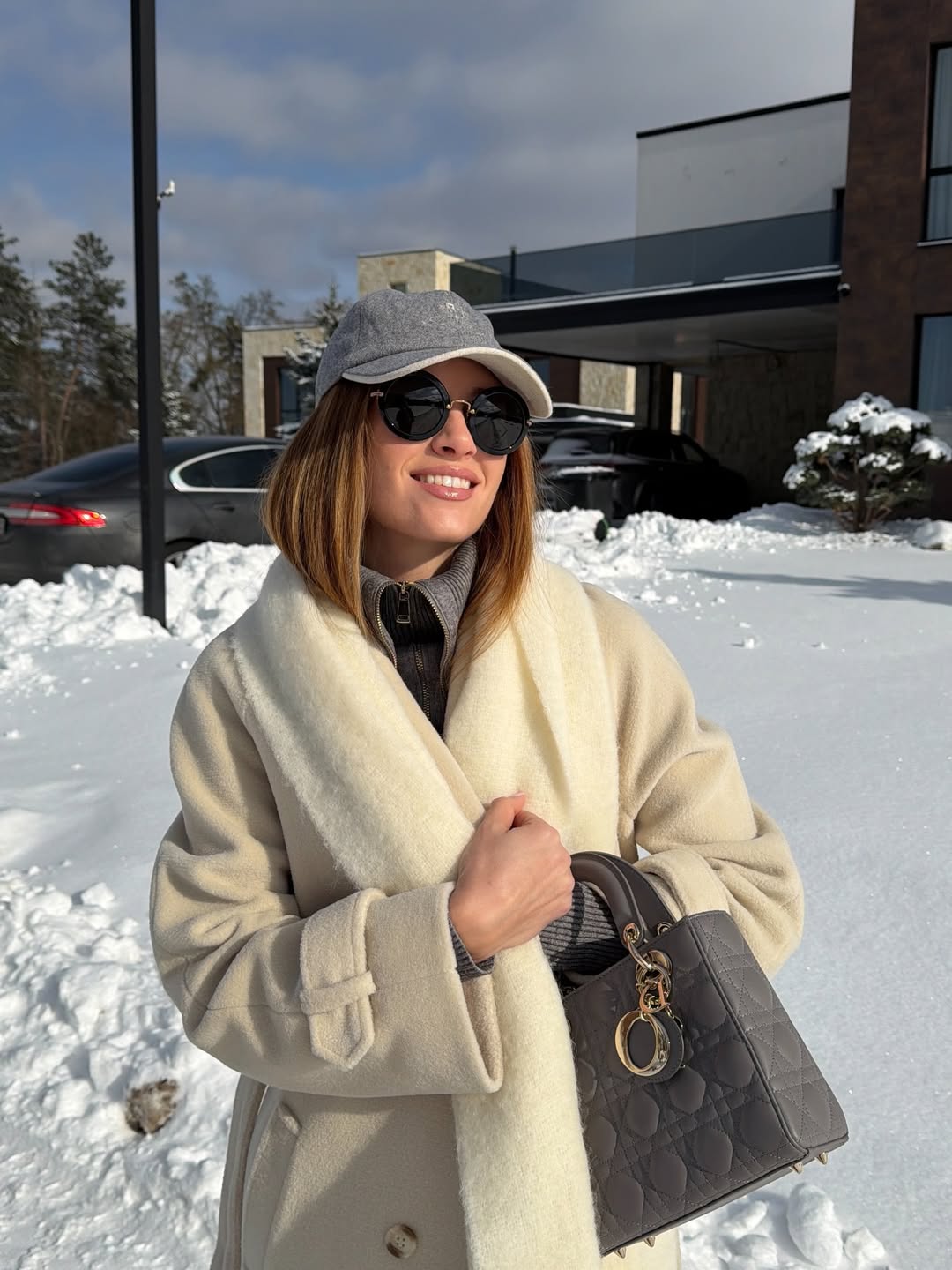 Молочне пальто - головний тренд весни 2026: "лук" дружини Решетніка, який легко повторити