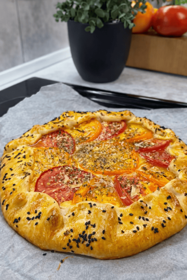 Галета з томатами та карамелізованою цибулею