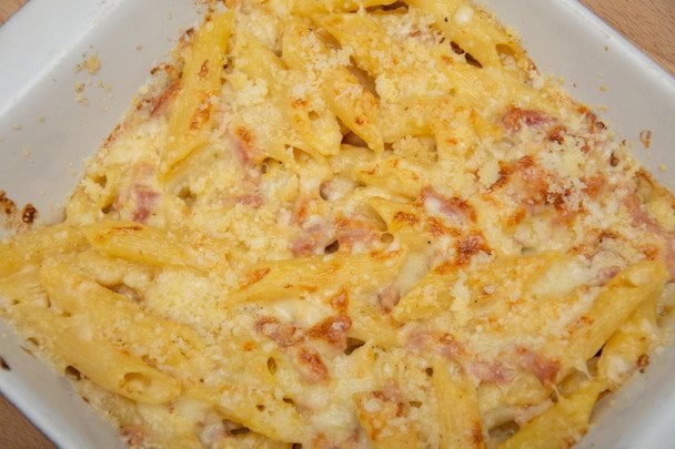 Запіканка з макаронів із сосисками та сиром / © Credits