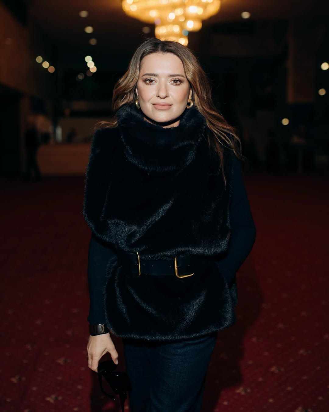 Ця деталь в образі Могилевської робить талію тоншою: силует змінюється миттєво