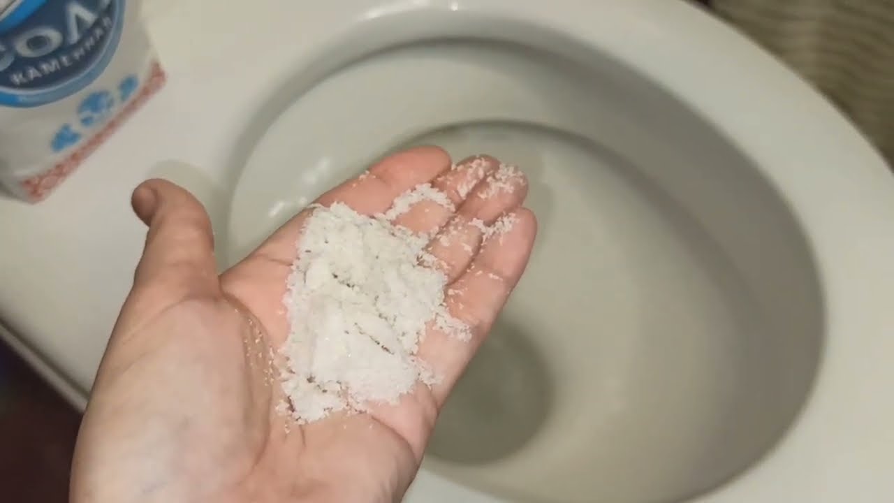 Господині розповіли, навіщо засипати сіль в унітаз раз на місяць Господині розповіли, навіщо засипати сіль в унітаз раз на місяць
