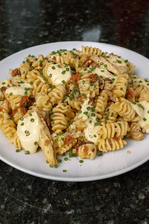 Салат із макаронами та куркою / © Instagram