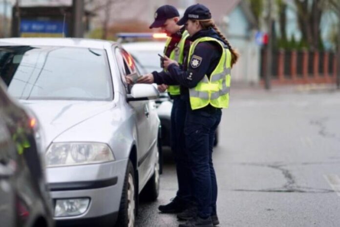 Коли поліцейський має право зупинити автомобіль