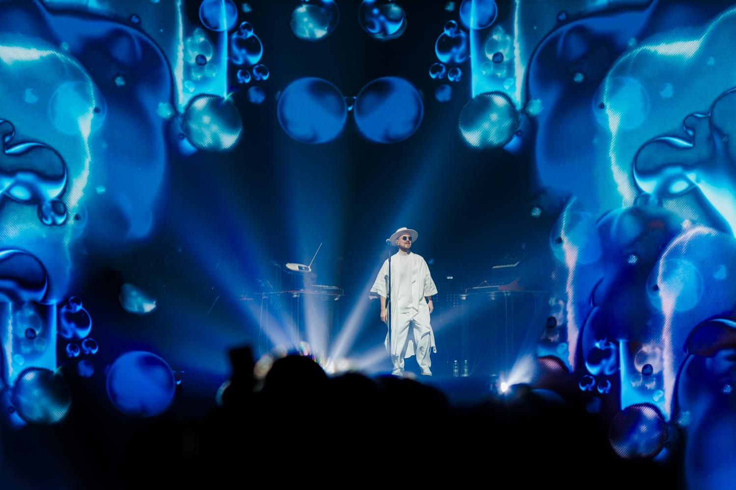 Білий в "чорному" техносвіті. ODYSSAY намолив солд-аут у Києві і розкрив секрет білого образу