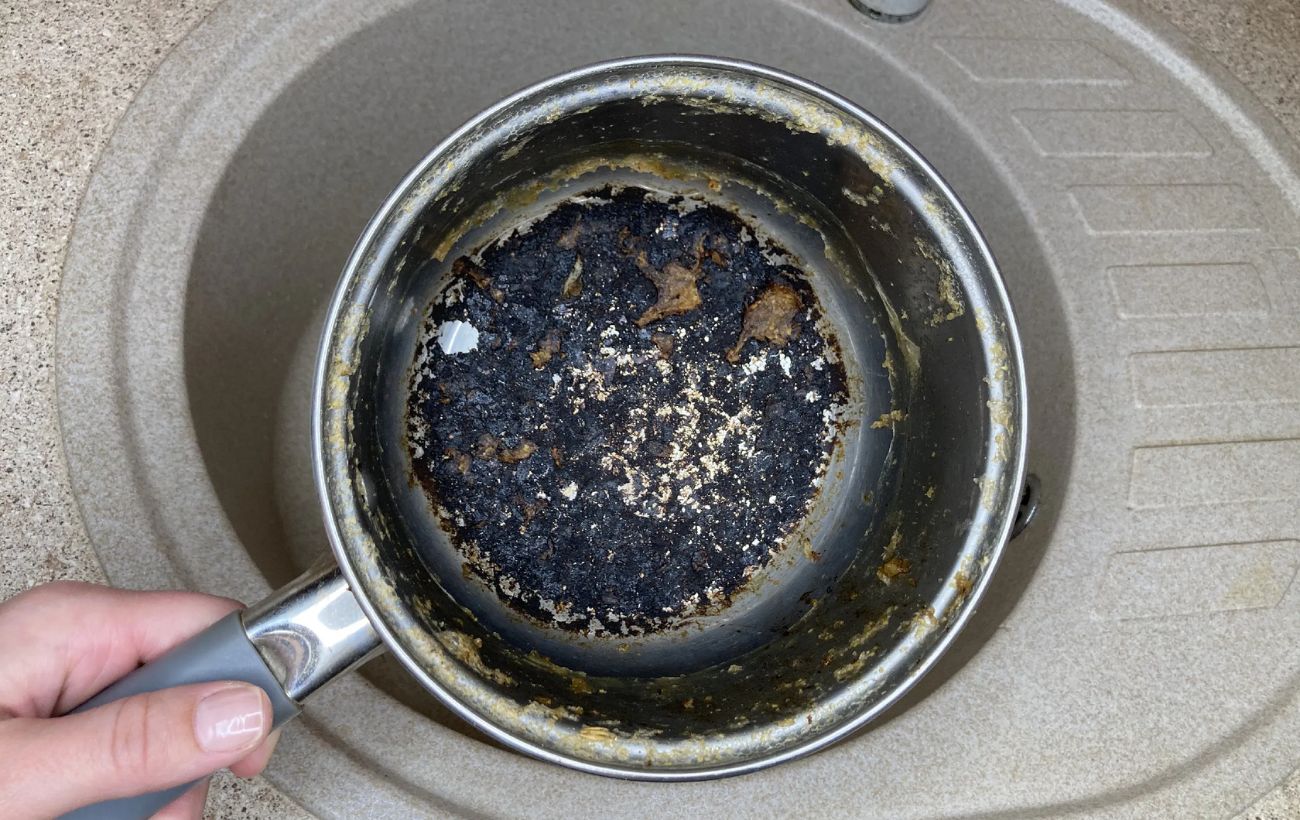 Експерти порадили, як очистити каструлю від нагару за допомогою простого і перевіреного засобу