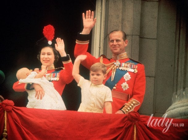 Королева Єлизавета II, принц Едвард у неї на руках, принц Ендрю та принц Філіп / © Getty Images