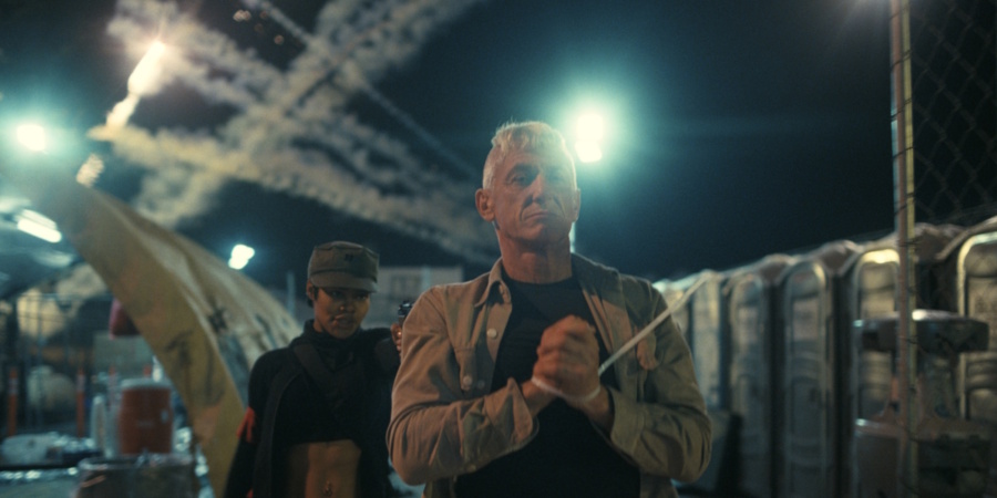 Кадр з фільму «Одна битва за іншою»