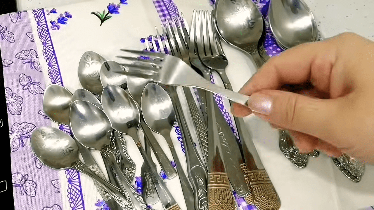 Господині розповіли, як швидко очистити столові прибори