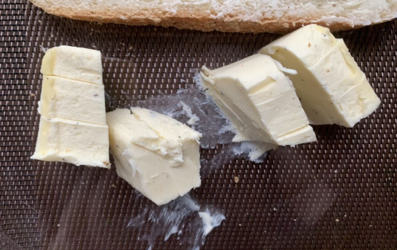 Експерти розповіли, як відрізнити справжнє вершкове масло від підробки. Фото: скріншот з YouTube