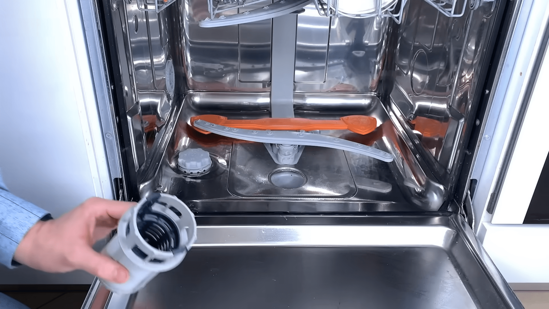 Найпоширеніші помилки в роботі з посудомийною машиною. Фото: скріншот з YouTube