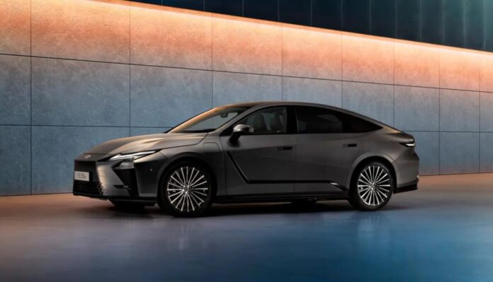 Lexus представив електричний ES350e дешевше за гібридну версію