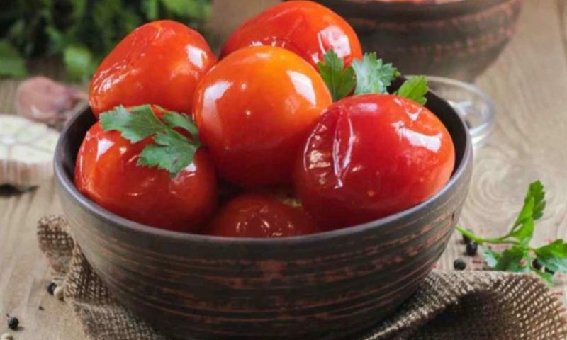 Бабусин рецепт квашених помідорів: на смак, як із бочки