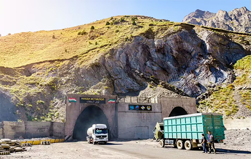Без світла та вентиляції: у Таджикистані знаходиться найнебезпечніший тунель у світі, який лякає всіх водіїв. ВІДЕО