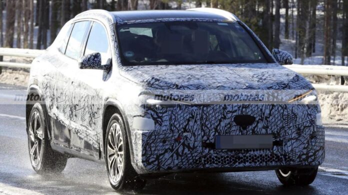 Новий GLA від Mercedes показали на перших знімках