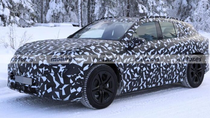 Новий електричний позашляховик Mercedes-AMG GT помічено на шпигунських фото