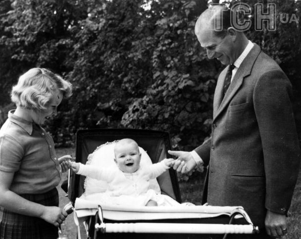 Принцеса Анна, її брат Ендрю та їхній батько принц Філіп / © Getty Images