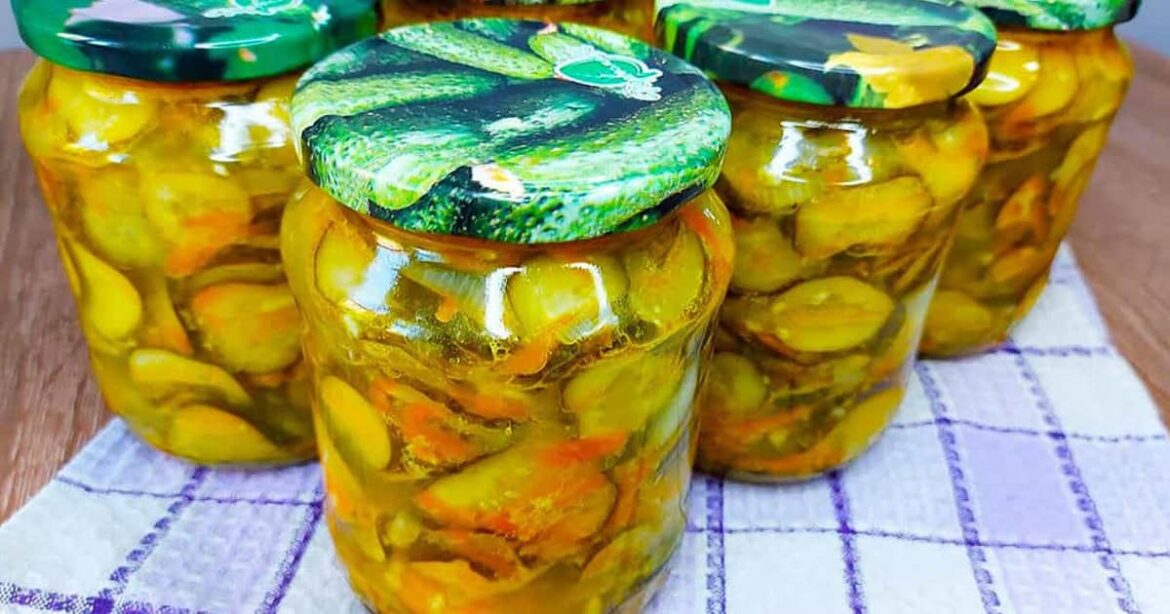 Салат «Ніжинський»: кума приїхала в гості і забрала всі банки. Ну дуже смачний