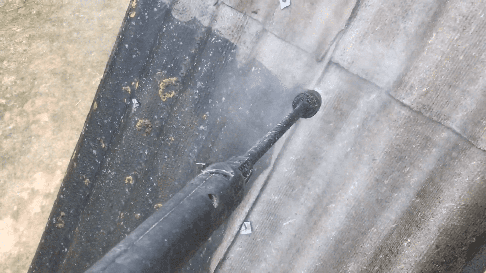 Експерти розповіли, як самостійно відмити шиферний дах будинку