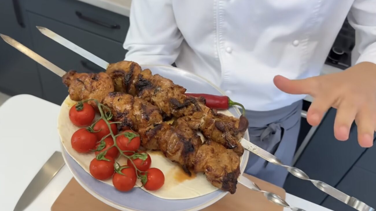 Господарі розповіли рецепт найкращого маринаду для шашлику. Фото: YouTube Іван Янюк 