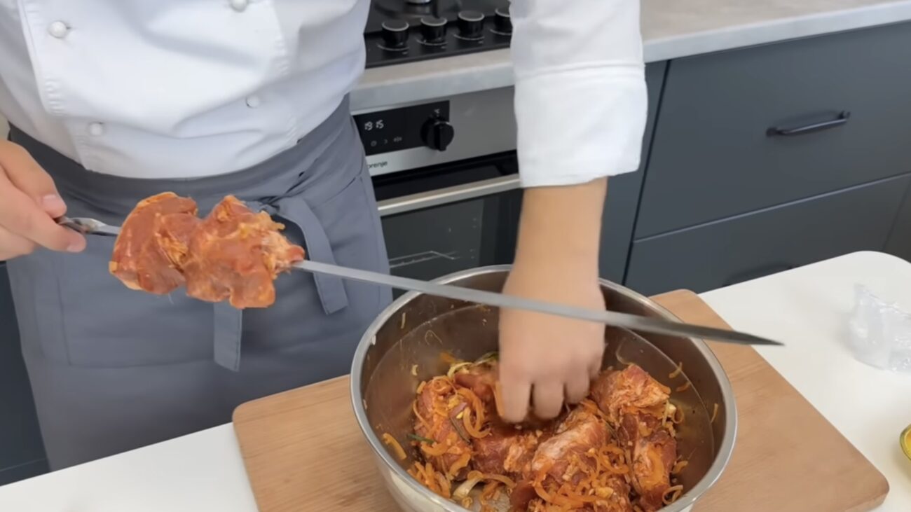 Господарі розповіли рецепт найкращого маринаду для шашлику. Фото: YouTube Іван Янюк 