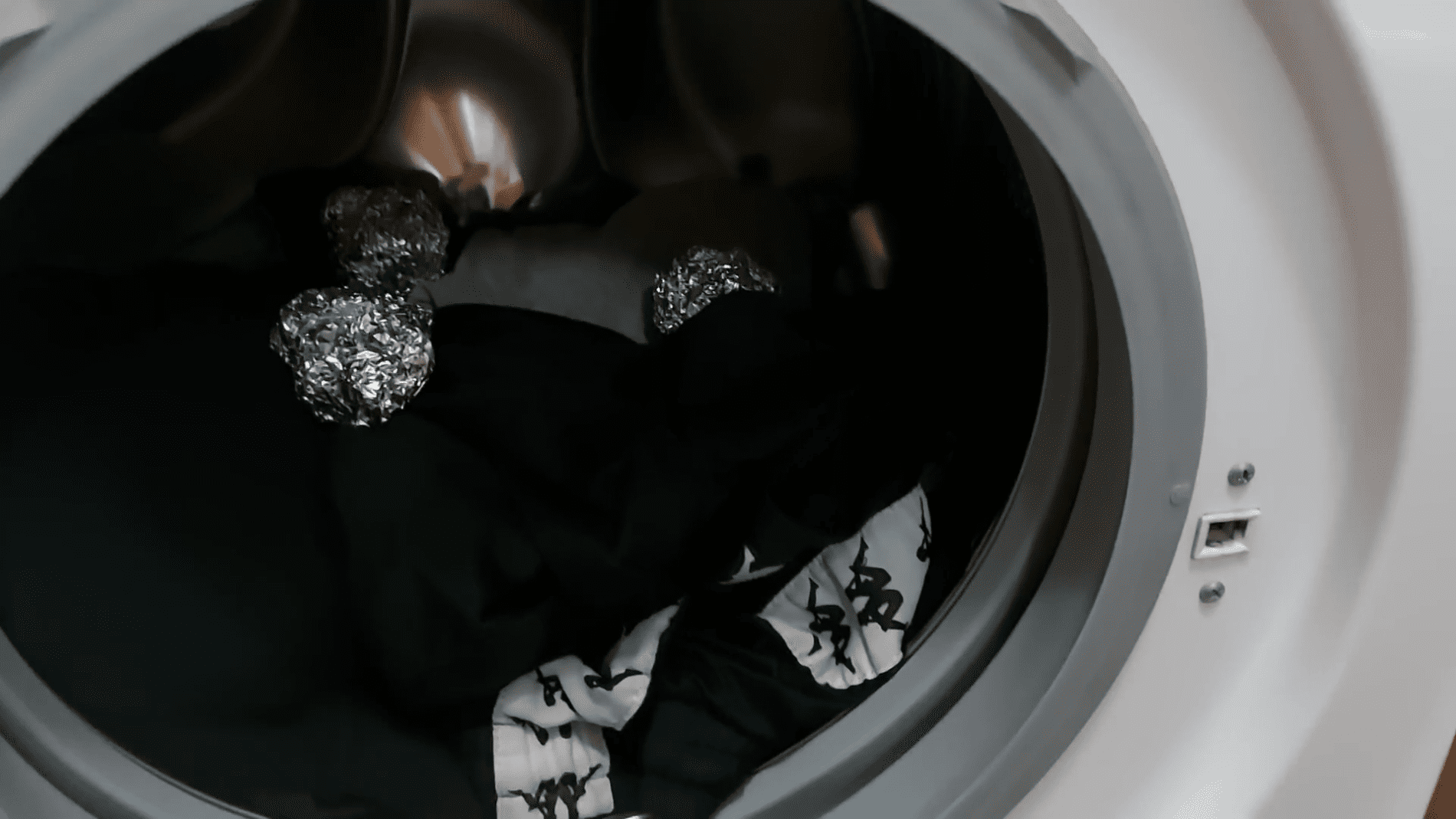 Експерти розповіли, як прати одяг, щоб не прасувати. Фото:YouTube/JECA SVAŠTARICA