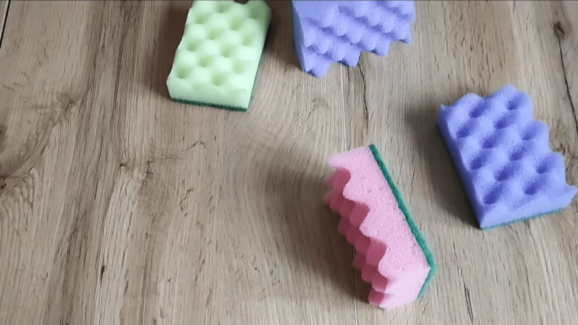 Господині розповіли, як продовжити термін служби кухонної губки. Фото: YouTube/Точка Зору 360⁰