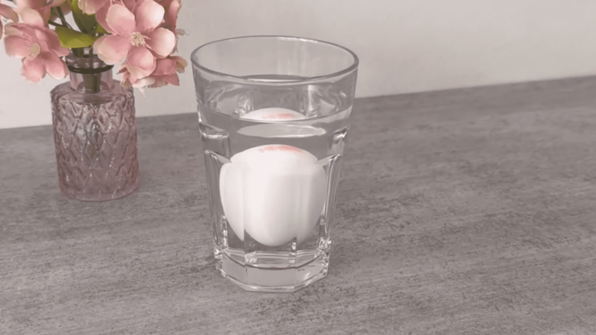 Господині розповіли, як легко перевірити свіжість яєць. Фото: YouTube